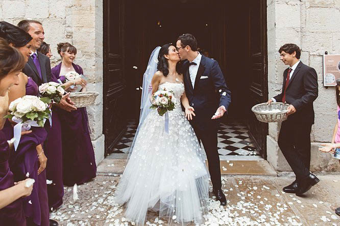 bride wearing oscar de la renta wedding dress