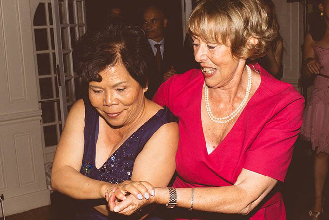 dancing guests wedding photo chateau de robernier