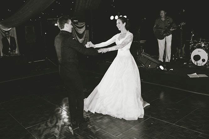 B&W reportage photography first dance